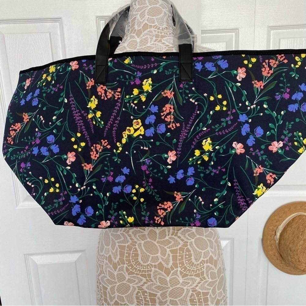 New w/Tag Victoriaβs Secret weekender beach flora print spacious bag - Picture 10 of 15